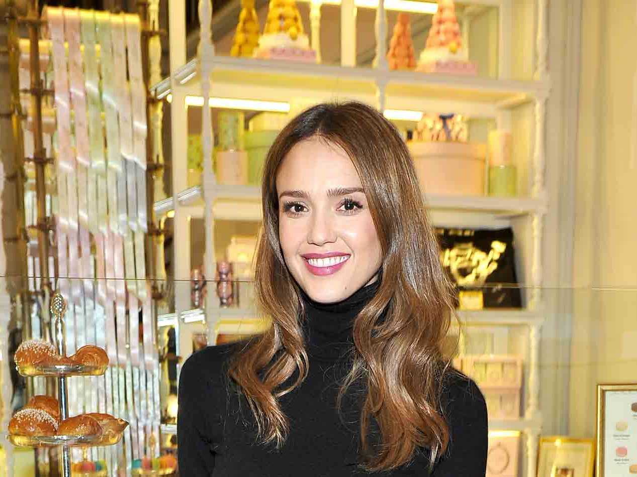 Jessica Alba Pops Her Pimples Too, So She's Even More Relatable Now